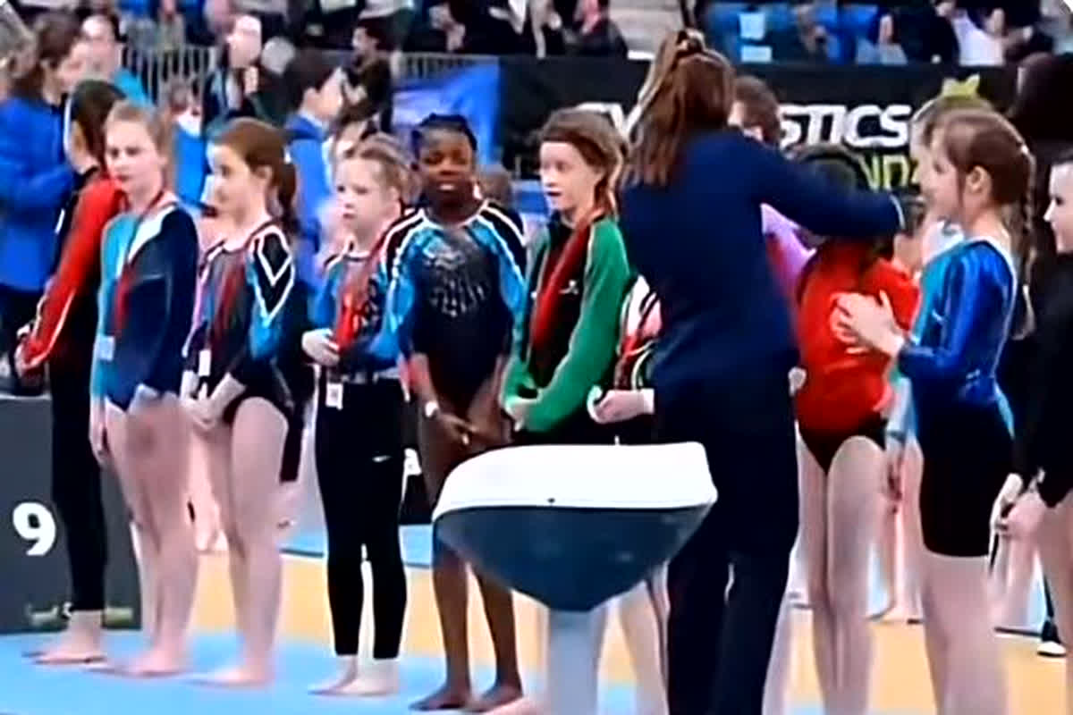 Girl Became Victim of Apartheid : रंगभेद का शिकार हुई जिमनास्टिक प्लेयर, ‘ब्लैक’ बच्ची के साथ भरे मंच पर हुआ कुछ ऐसा कि शर्मसार हो गई खेल भावना