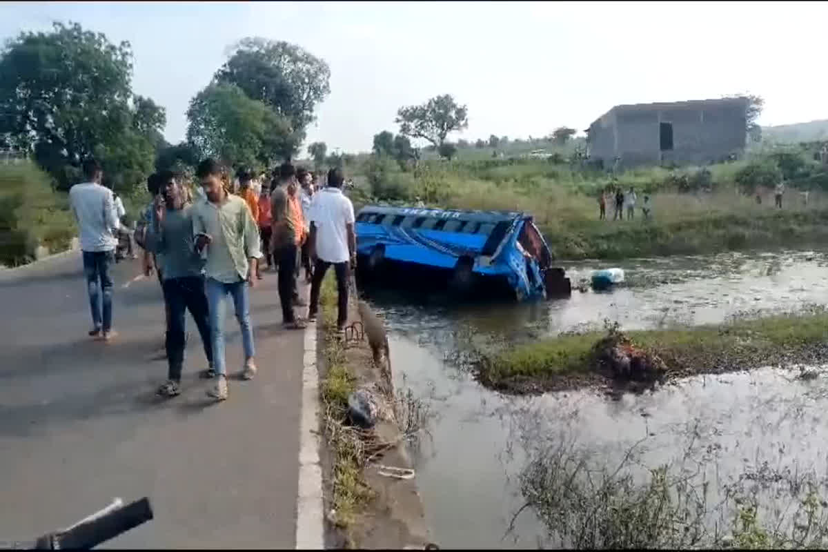 Khargaone News: यात्रियों से भरी बस नदी में गिरी, बस चालक गंभीर रूप से घायल, हादसे का लाइव वीडियो सोशल मीडिया पर हुआ वायरल