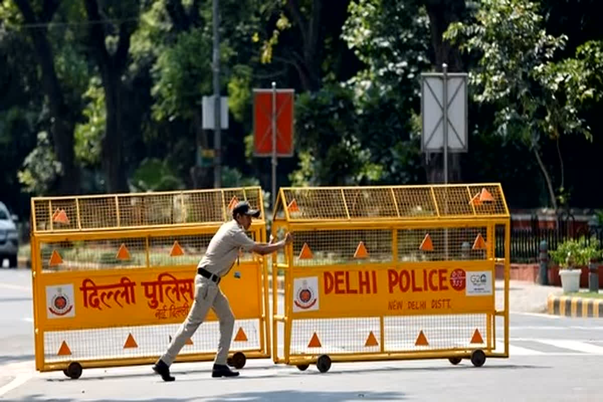 देश की राजधानी में लॉकडाउन जैसे हालत! सड़कों पर पसरा सन्नाटा, आवाजाही पर लगा प्रतिबंध, जानें क्या है कारण