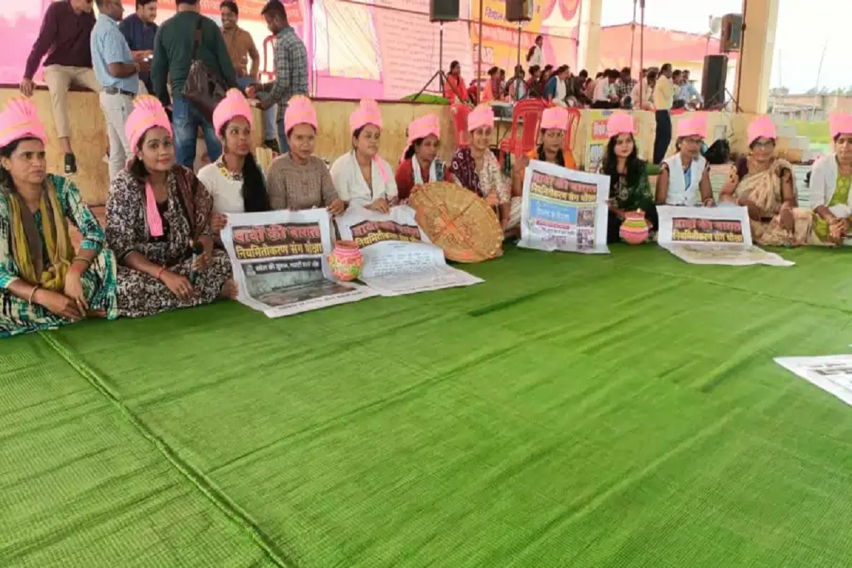 CG Samvida Karmchari Niyamitikaran News: संविदा कर्मचारियों ने निकाली “वादों की बारात”.. कार्ड भी छपाया, पगड़ी भी पहना लेकिन कन्या पक्ष ने दे दिया धोखा