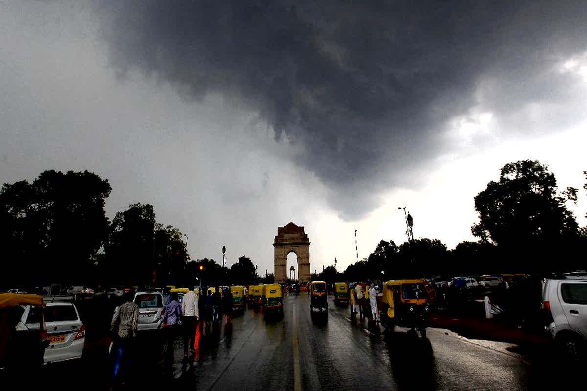 Delhi Weather Updates: झमाझम बरसे बदरा, मौसम हुआ सुहाना, इन जगहों पर बारिश होने की संभावना