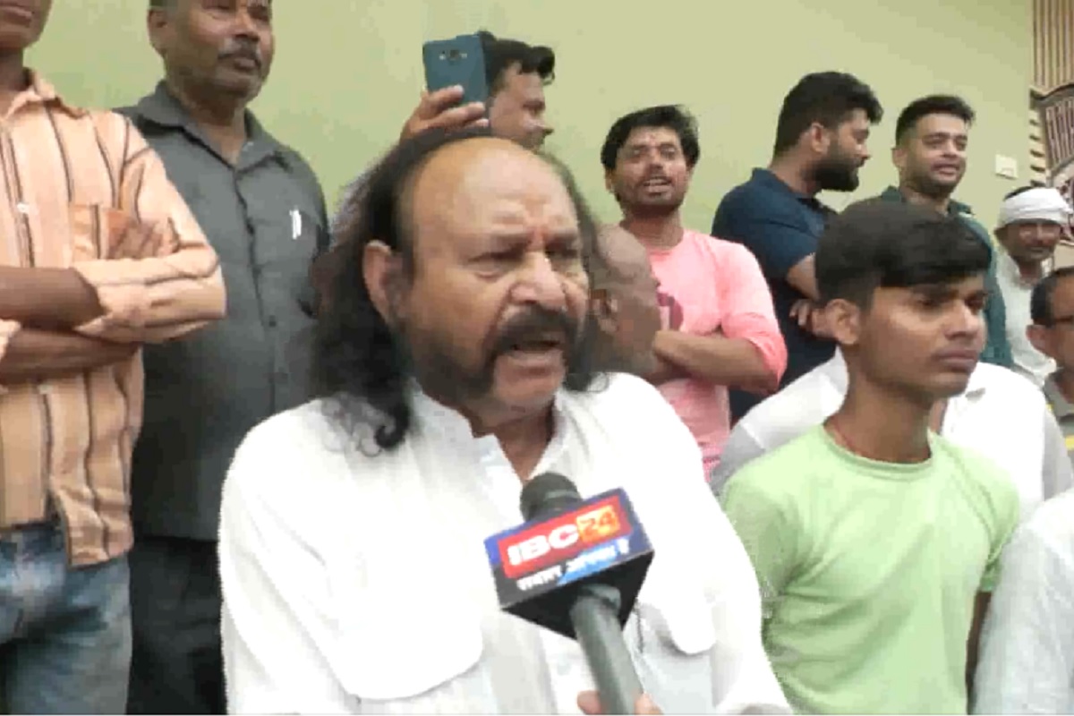 Daku Malkhan Singh News: मंत्री के इलाके में पूर्व डाकू बैठा धरने पर.. सैकड़ो की संख्या में स्थानीय भी हुए शामिल, जाने क्या है समस्या