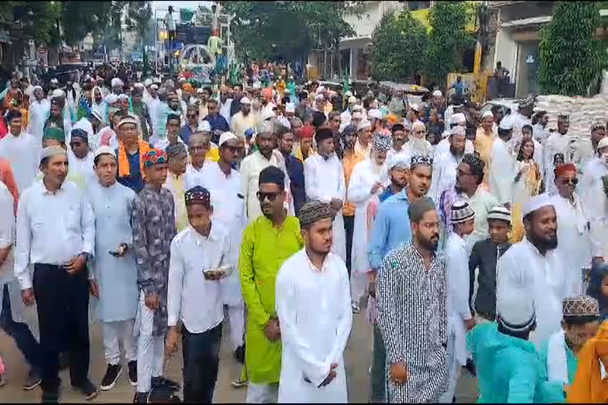 Eid-e-Milad an-Nabi: अमन और शांति का पैगाम देेने मुस्लिम समाज ने निकाला जुलूस, गणेश पर्व के दौरान जुलूस में दिखी कौमी एकता