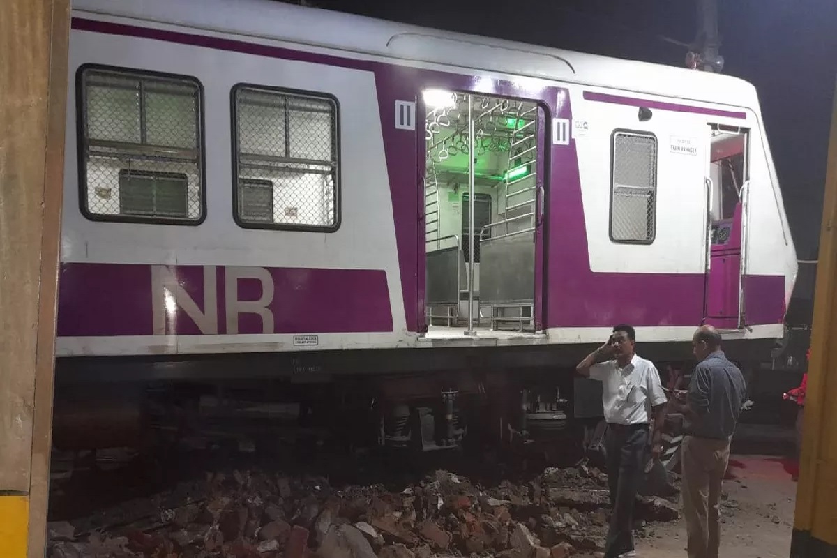 EMU Accident News: यहाँ पटरियों को छोड़ सीधे प्लेटफॉर्म पर जा चढ़ी EMU.. इस वजह से आगे नहीं बढ़ पाई ट्रेन वरना.. देखें Video