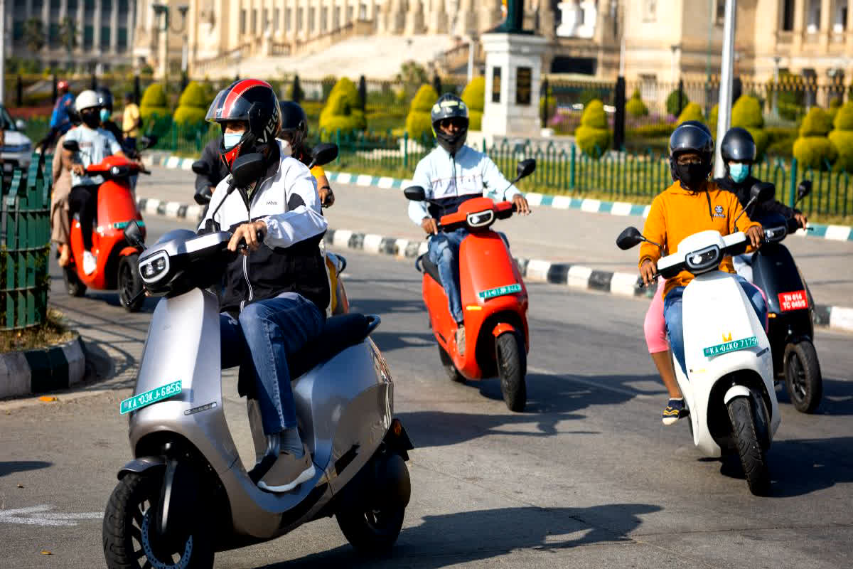 Insurance Cover for Electric Vehicles: इलेक्ट्रिक वाहनों में हेलमेट, बीमा कवर अनिवार्य नहीं? हाईकोर्ट ने साफ की तस्वीर, जानिए क्या है निर्देश