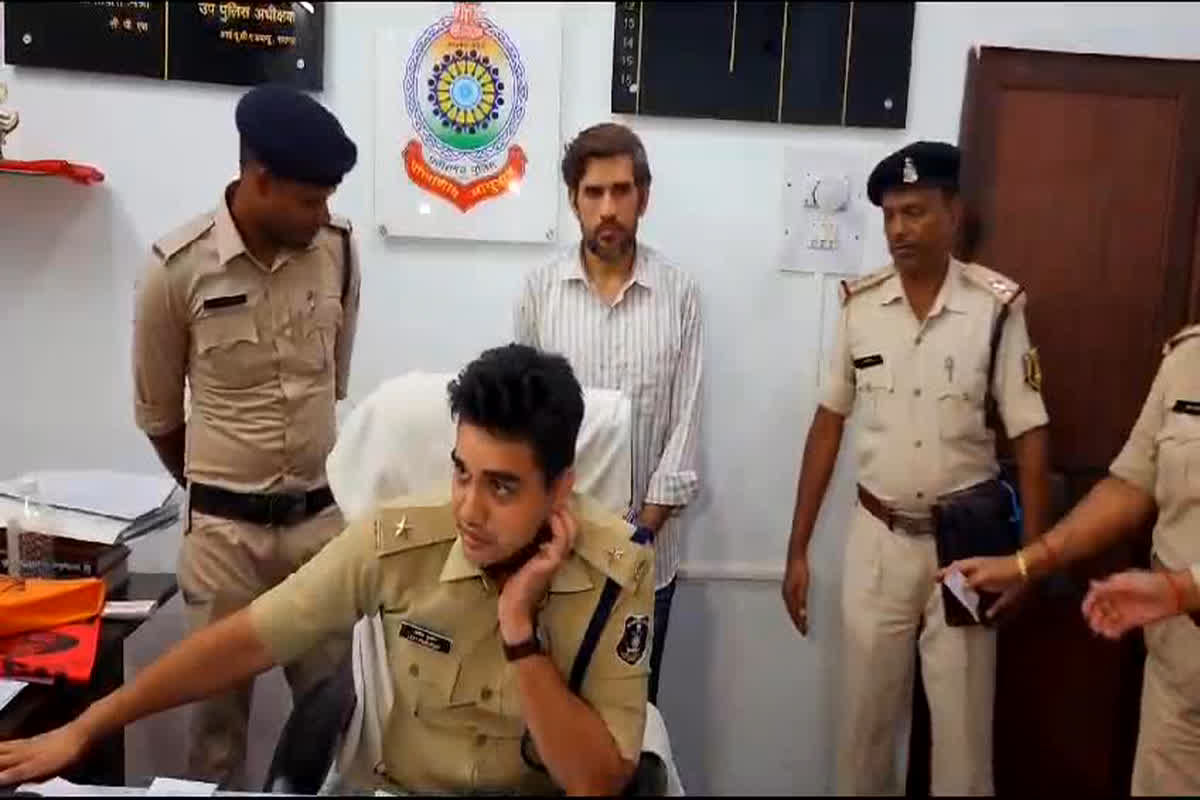 Raigarh News: बैंक फ्रॉड का फरार आरोपी चढ़ा पुलिस के हत्थे, केसीसी खातों में छेड़छाड़ कर ऐसे दिया था वारदात को अंजाम