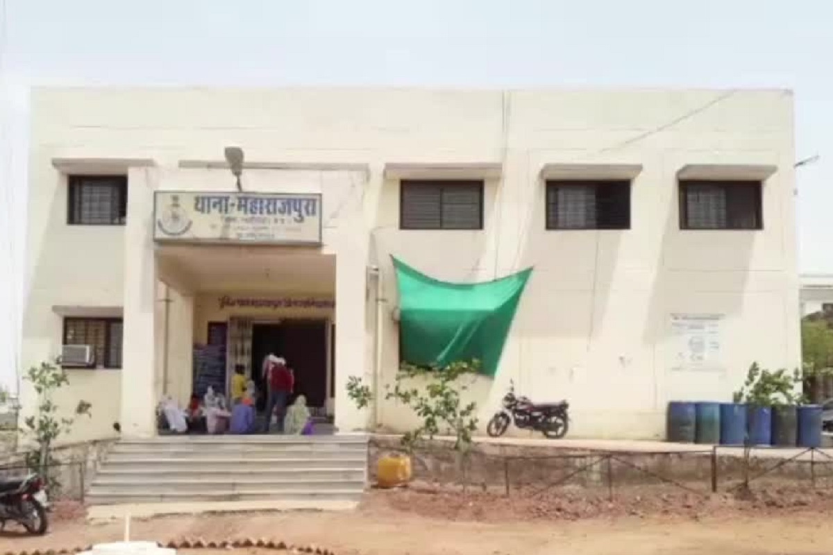 Gwalior News: इलाज के लिए आई युवती से डॉक्टर ने की घिनौनी हरकत, थाने पहुंचकर युवती ने डॉक्टर के खिलाफ दर्ज कराई शिकायत