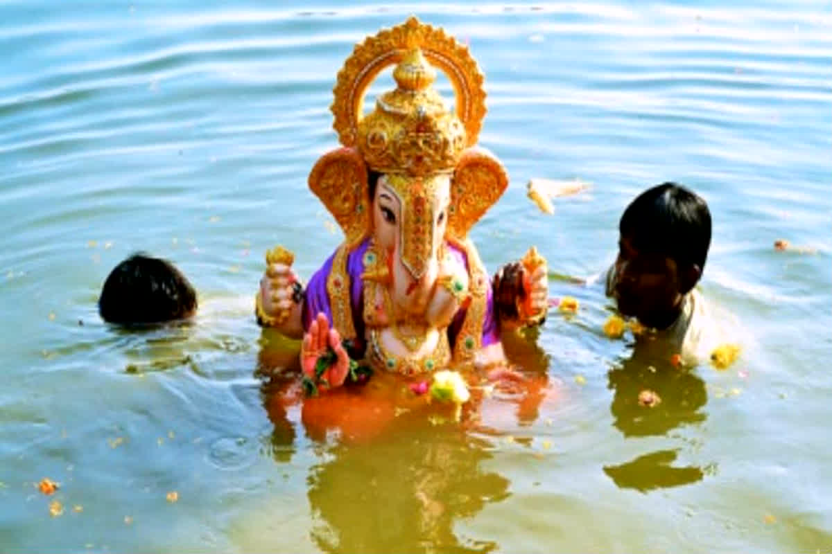 Ganesh visarjan guidelines: राजधानी में गणेश विसर्जन को लेकर जारी हुई गाइडलाइन, नदी में मूर्ति विसर्जन पर लगेगा 50 हजार का जुर्माना