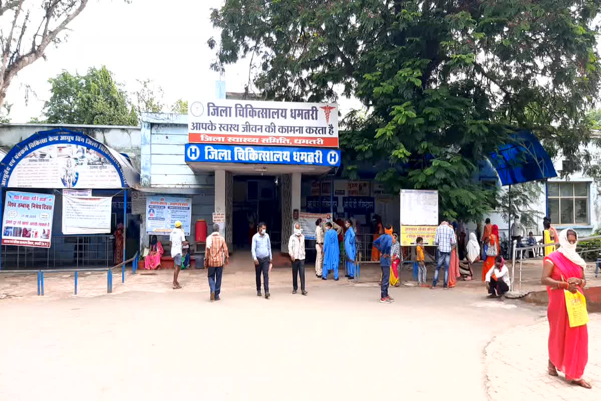 Dhamtari News: तालाब में नहाने के दौरान महिलाओं पर मधुमक्खियों ने किया हमला, सभी घायलों को जिला अस्पताल में कराया गया भर्ती