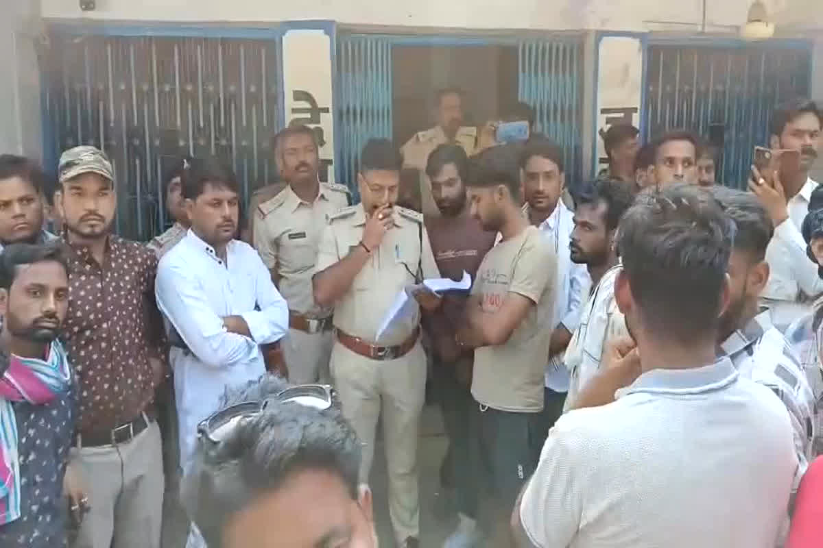 Sheopur News: दो पक्षों के बीच हुए खूनी संघर्ष में व्यक्ति की मौत, आक्रोशित ग्रामीणों ने इस चीज की मांग को लेकर किया थाने का घेराव