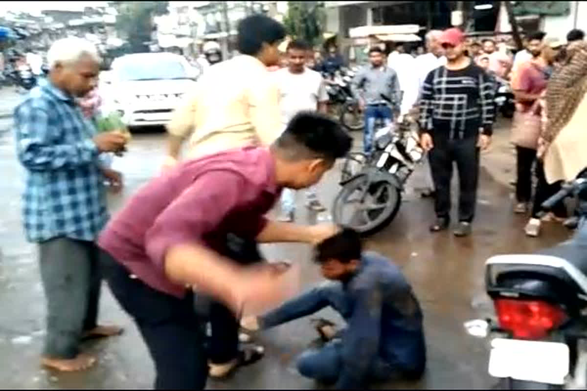 Hoshangabad News: बेखौफ होकर आरोपी दे रहे अपराधों को अंजाम, बीच चौक पर की गुंडागर्दी, पीट-पीटकर युवक को किया अधमरा