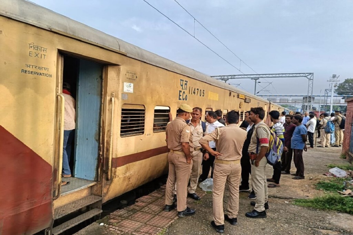 Train Me Dakaiti: फ़िल्मी स्टाइल में चलती ट्रेन में डकैती की वारदात.. लूटे गये लाखों के सामान, महिलाओं के साथ किया ये काम
