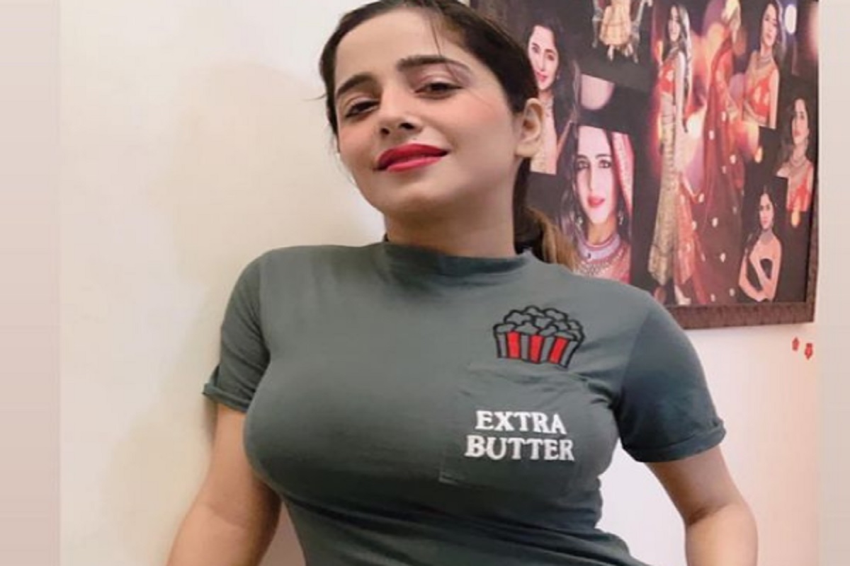 Kate Sharma Images: सेक्सी क्रॉप टॉप और डेनिम शॉर्ट में नजर आई टीवी ऐक्ट्रेस केट शर्मा.. फैन्स के दिल की धड़कने हुई तेज