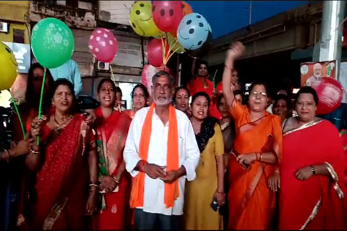 Women Reservation Bill: लोकसभा के बाद राज्यसभा में भी महिला आरक्षण बिल हुआ पास, महिलाओँ ने एक साथ मनाई होली और दिवाली