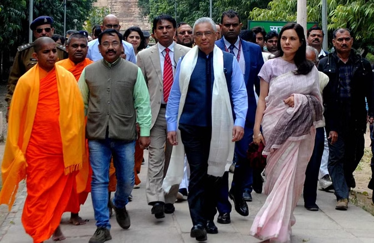 Mauritius PM visit to Varanasi : दो दिवसीय दौरे पर वाराणसी पहुंचे मॉरीशस के प्रधानमंत्री, दशाश्वमेध घाट पर किया अपने ससुर का पिंडदान, देखें ये पूरी रिपोर्ट