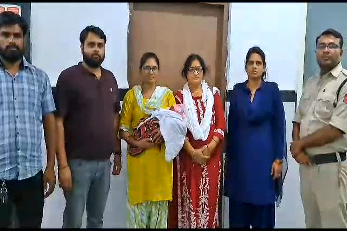 Chhatarpur News: जन्माष्टमी के अवसर पर लावारिस हालात में मिला नवजात शिशु, सूचना मिलते ही मौके पर पहुंची पुलिस और स्वास्थ्य विभाग की टीम