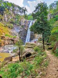 पवई जलप्रपात बाकी जगहों से बिल्कुल अलग है। क्योंकि इस जगह पर हर मौसम में ठंडक का एहसास होता है, इसलिए यहां गर्मी के मौसम में भी पर्यटकों का अंबार रहता है।