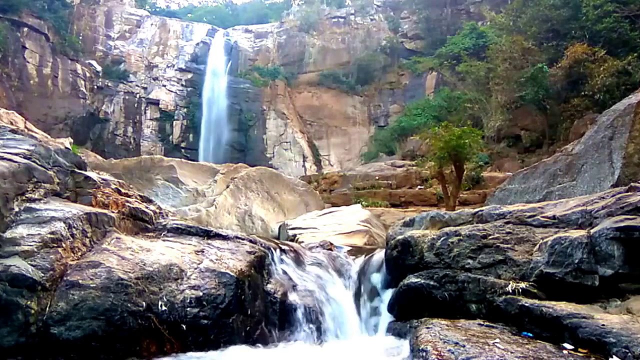 100 फीट ऊंचाई से जब ऊपर से नीचे की ओर पानी गिरता है तो पानी ओस की तरह आसपास के वातावरण में फैल जाता है।