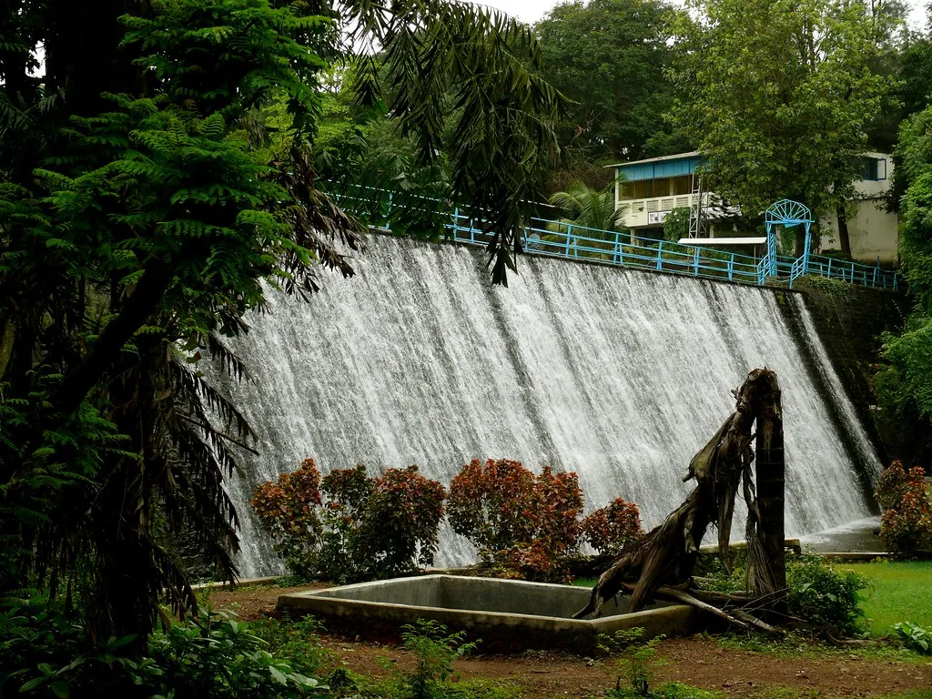 पवई जलप्रपात चारों ओर से पहाड़ियों से घिरा हुआ है. यहां ज्यादा नए साल के मौके पर सैलानी पिकनिक मनाने पहुंचते है।