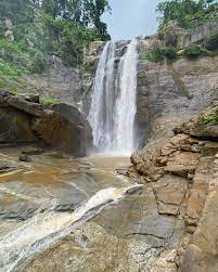 झरने तक पहुंचने के लिए मुख्य मार्ग को छोड़कर 1.5 किलोमीटर का रास्ता पैदल तय करना पड़ता है।