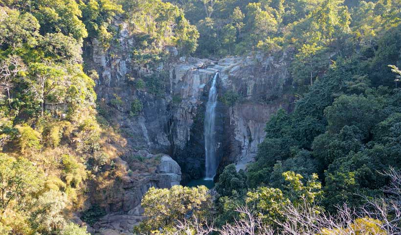 पवई झरना बलरामपुर का सबसे खूबसूरत पर्यटन स्थल है. इसलिए हर साल हजारों लोग आते हैं।