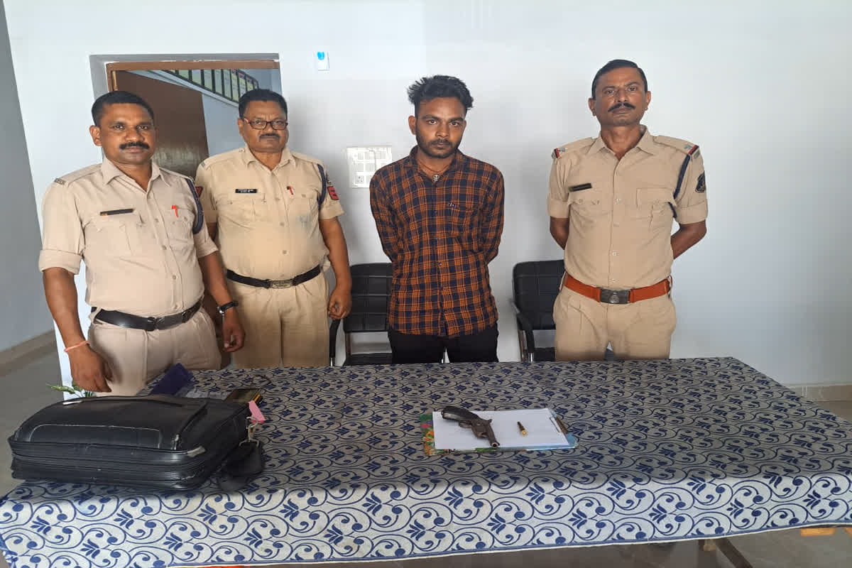 Pendra News: हथियार लेकर दबंगई दिखाना ट्रक ड्राइवर को पड़ा महंगा, देशी कट्टा और कारतूस के साथ पुलिस ने किया गिरफ्तार