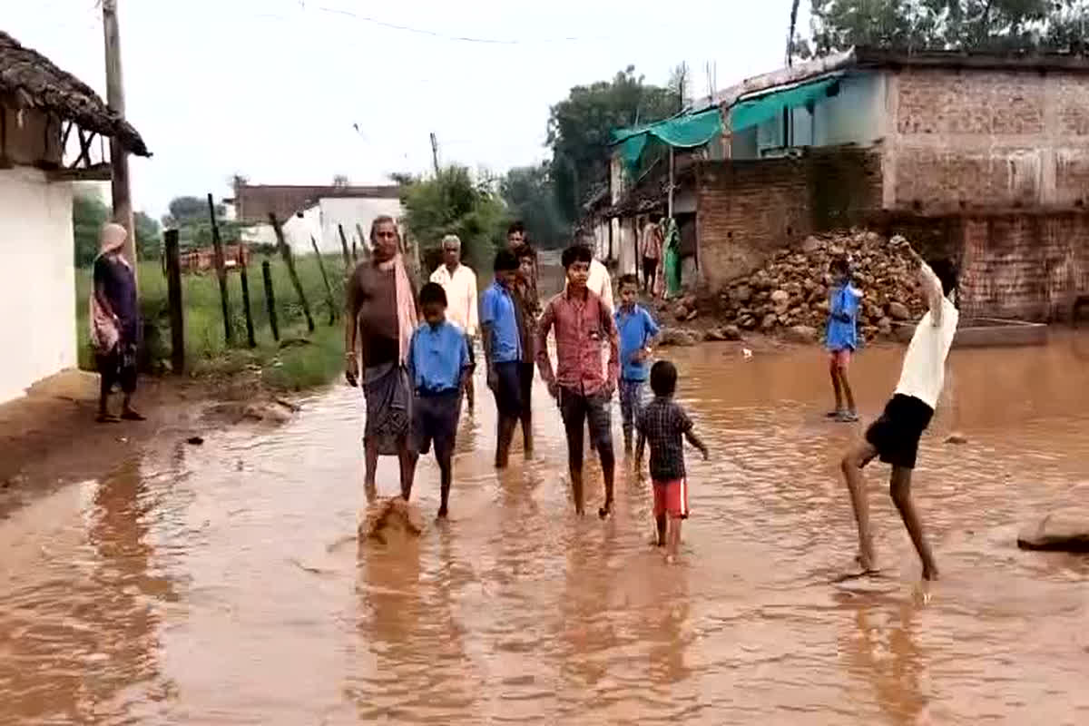 Kawardha News: टापू में तब्दील हुआ गांव, सड़क व्यवस्था को लेकर ग्रामीणों ने कही ये बात, स्कूली बच्चों को करना पड़ रहा दिक्कतों का सामना