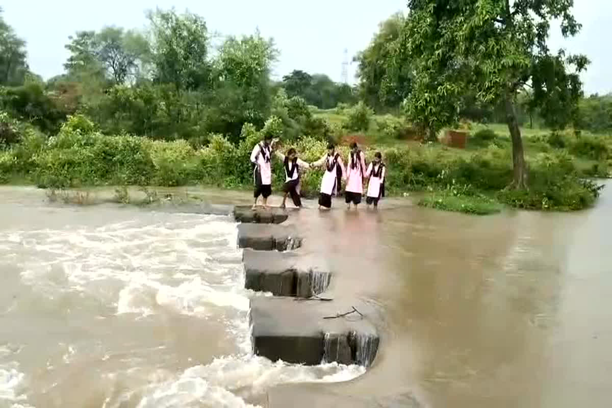 Sakti News: शिक्षा से वंचित होते नजर आ रहे हैं बच्चे, इस मांग को लेकर ग्रामीण कर चुके हैं उच्चाधिकारियों से सिफारिश, ये है पूरा मामला