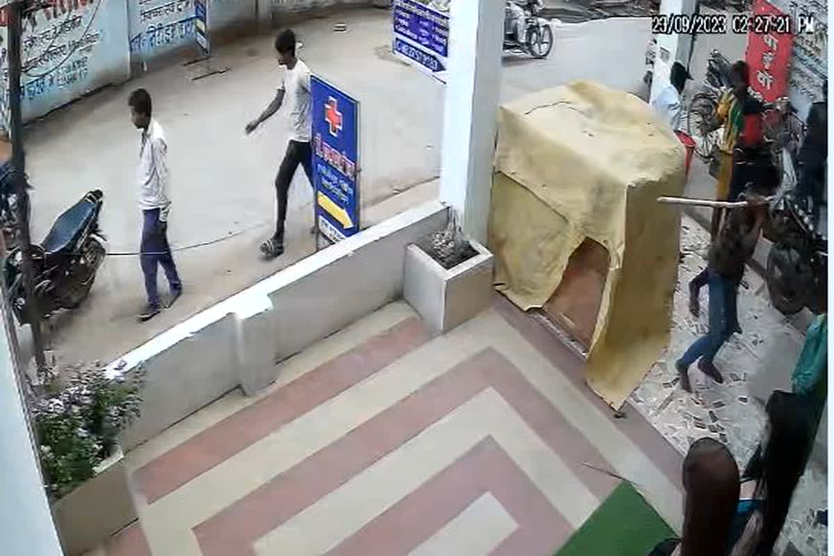 Satna News: दिनदहाड़े बदमाशों नेे मेडिकल स्टोर के संचालक से की मारपीट, सीसीटीवी कैमरे में कैद हुई तस्वीरें, इस बात को लेकर हुआ था हंगामा
