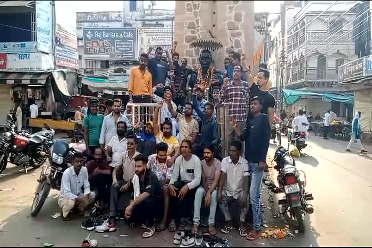 Harda News: सफाई कर्मचारियों ने किया अनिश्चित कालीन हड़ताल, अपनी इन मांगों को लेकर बैठे धरने पर