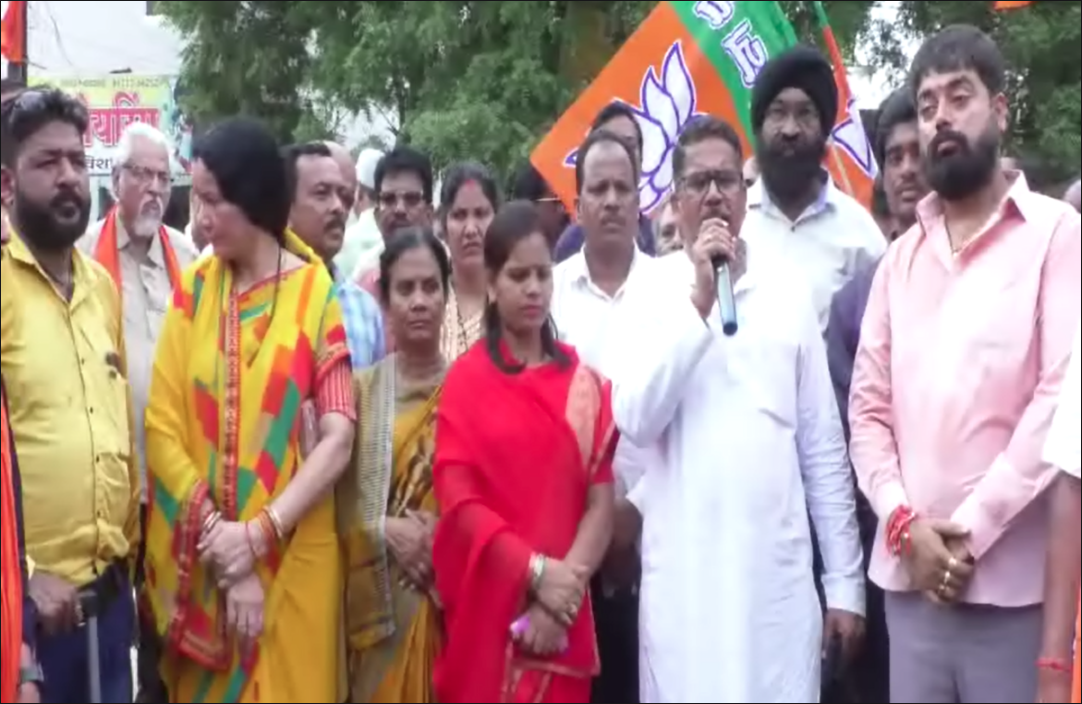 Saraipali News : उदयनिधि स्टालिन के खिलाफ भाजपा नेताओं का हल्ला बोल…! खेल मंत्री का पुतला दहन कर की नारेबाजी