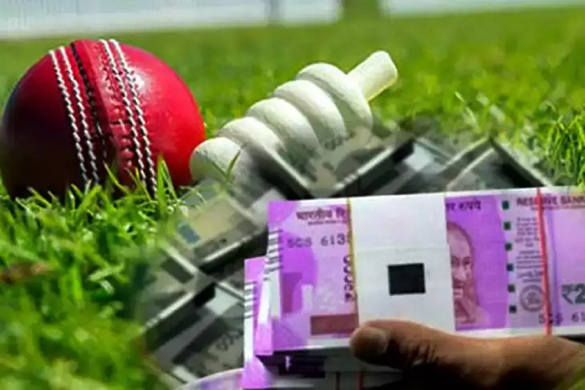 Satta on cricket: सबसे बड़ा सट्टा खाईवाल गिरफ्तार, सट्टा पट्टी सहित मिले इतने पैसे की नोट गिनने के लिए पुलिस को लगानी पड़ी मशीन