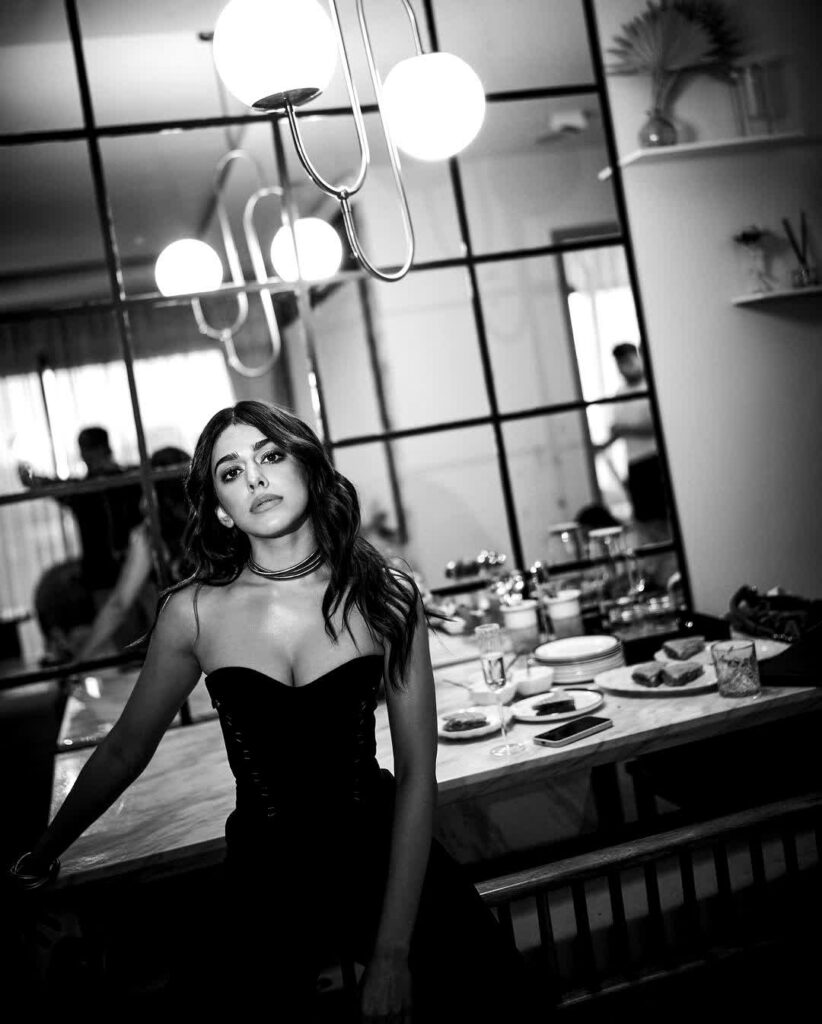 अलाया ने अपने इस लुक को सटल बेस, न्यूड शाइनी लिप्स और न्यूड स्मोकी आई मेकअप से कंप्लीट किया है। फोटोज में अलाया एफ शीशे में खुद को निहारती हुई भी नजर आ रहीं हैं।