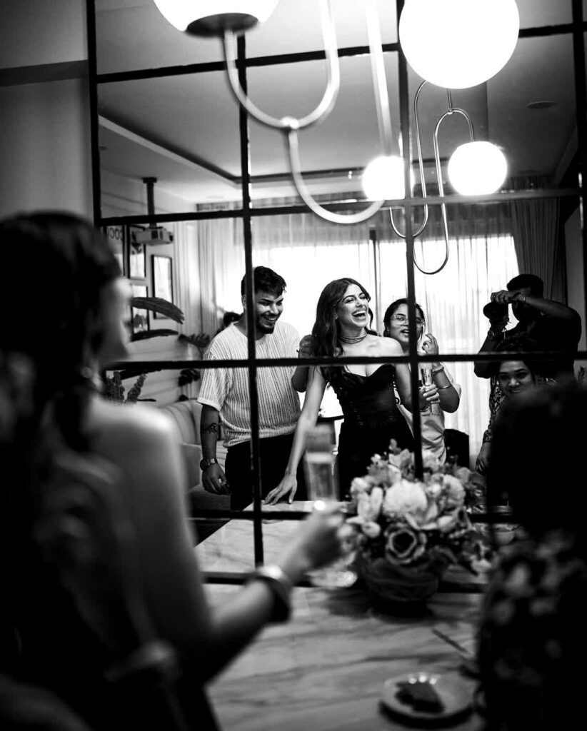 अपनी फिल्मों के अलावा एक्ट्रेस स्टाइलिश हॉट फोटोशूट के कारण भी सबका ध्यान अपनी ओर खींच लेती हैं। अब फिर से अलाया का नया लुक उनके चाहने वालों के बीच वायरल हो रहा है, जिसमें वह बेहद हॉट दिख रही हैं।