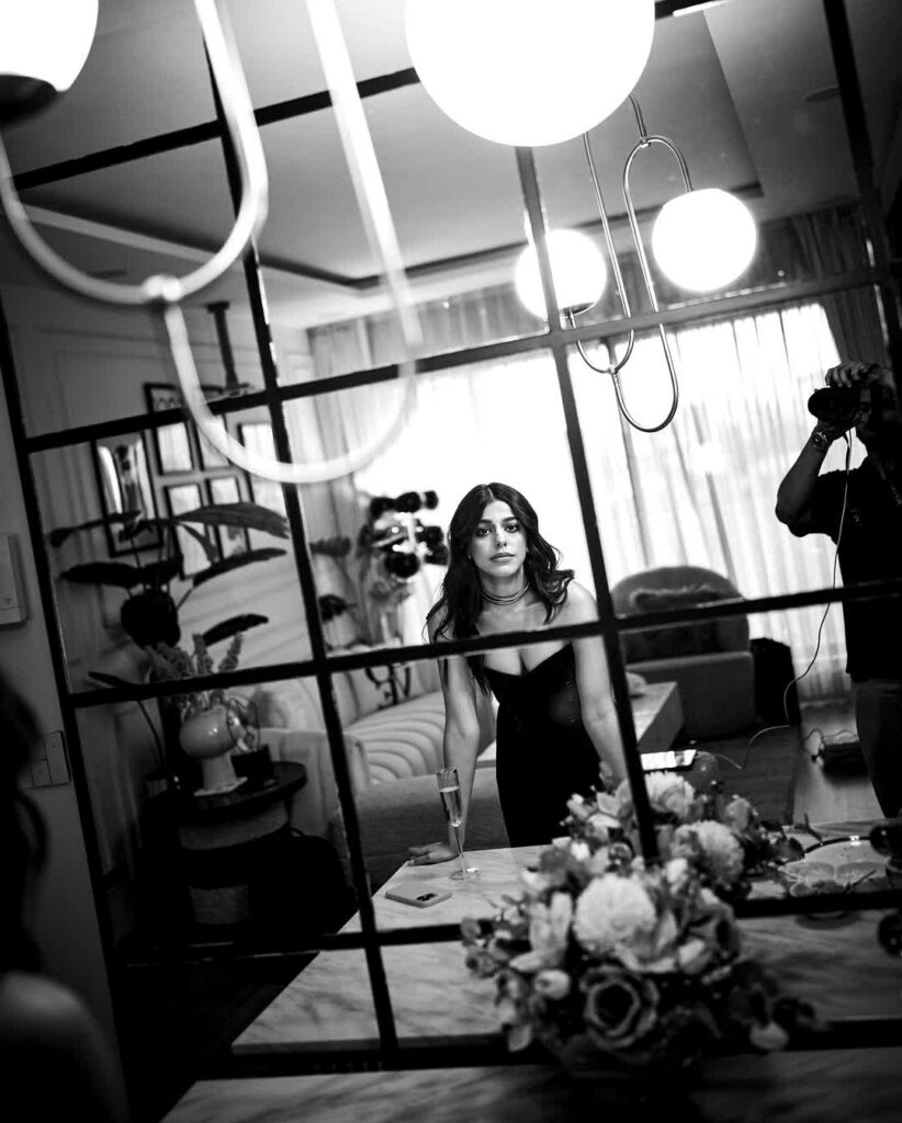 हॉट अलाया एफ अक्सर अपने लुक्स से इंटरनेट पर बवाल मचाती नजर आती हैं और इसी बीच वो एक बार फिर अपनी ब्लैक एंड व्हाइट फोटोज से फैंस का दिल धड़काती दिखीं।