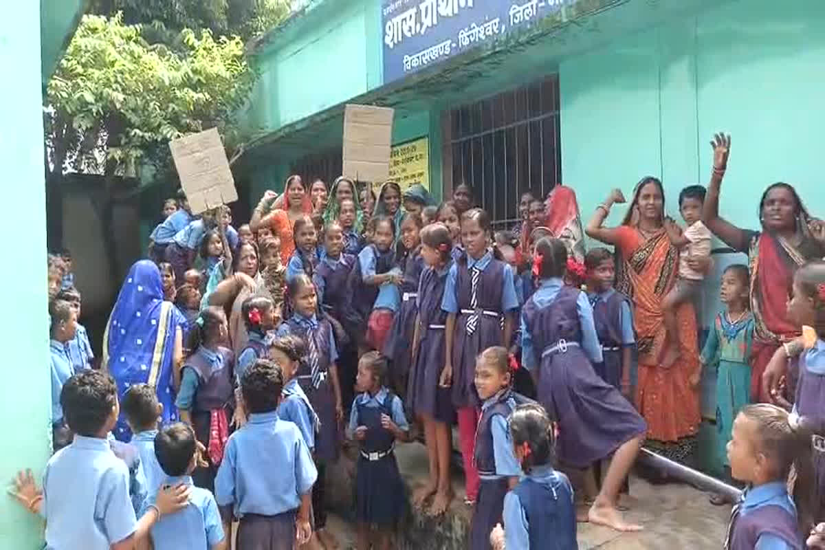 Rajim News: परीक्षा से पहले ही बच्चों और पालकों ने स्कूल में जड़ा ताला, गेट के सामने टेंट लगाकर बैठे धरने पर, जानिए क्या है पूरा मामला