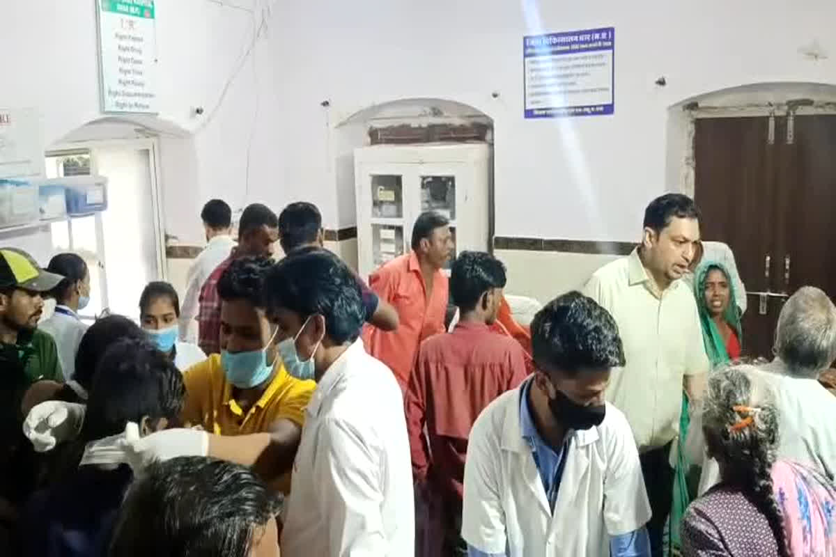 Dhar News: मजदूरों से भरा पिकअप वाहन पलटा, मौके पर 108 एंबुलेंस सहित पहुंची पुलिस की टीम, सभी घायलों को ले जाया गया अस्पताल