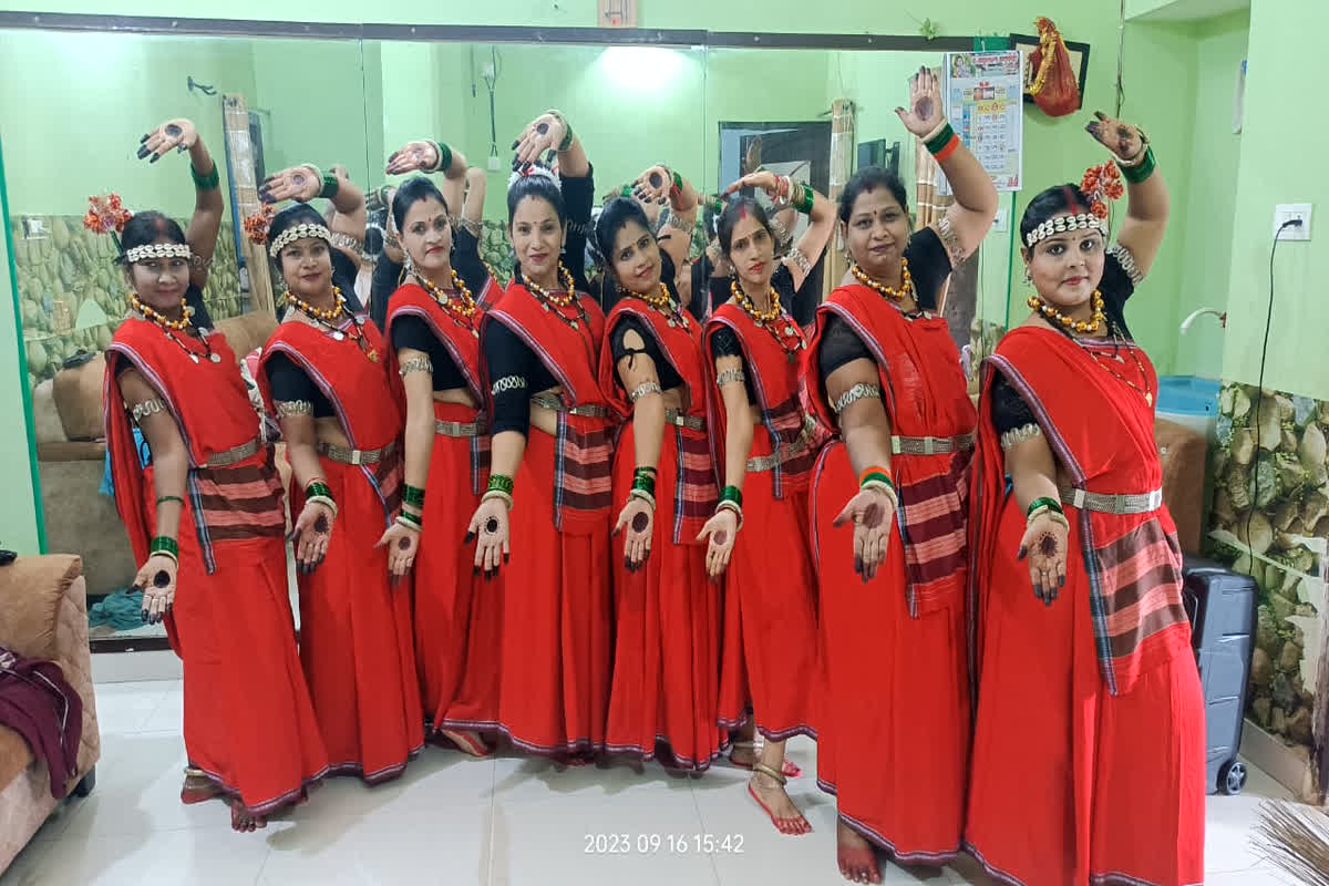 Nataraja Women’s Dance Group: तीज पर्व को लेकर महिलाओं में दिखा उत्साह, नृत्य कला मंच में नटराज महिला डांस ग्रुप ने दी मनमोहक प्रस्तुति…