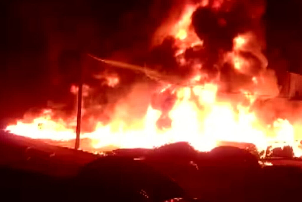 Major fire broke out in four shops in Thane