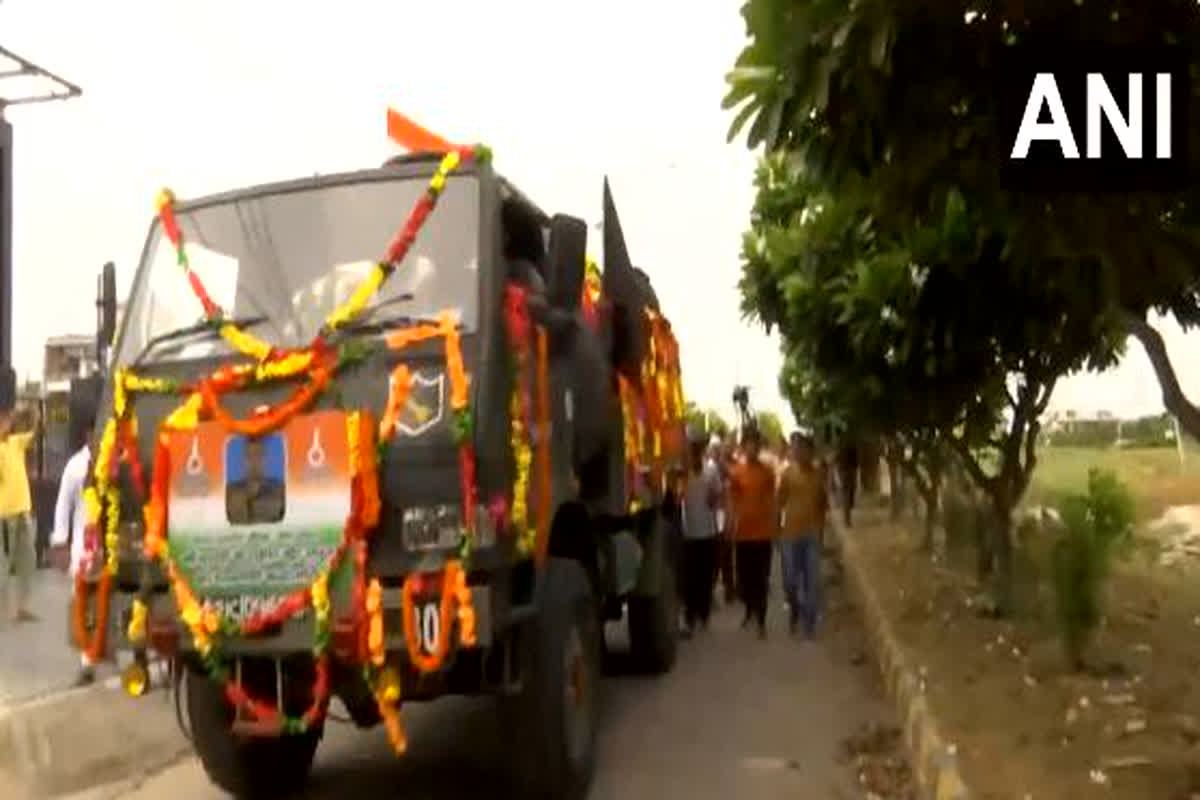 Major Aashish Dhonchak : पैतृक गांव पहुंचा शहीद मेजर आशीष ढोंचक का पार्थिव शव, कुछ ही देर में होगा अंतिम संस्कार