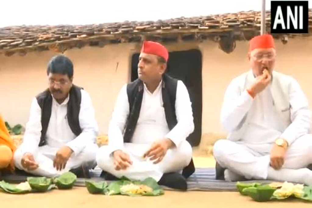 Akhilesh Yadav ate food with tribals in MP