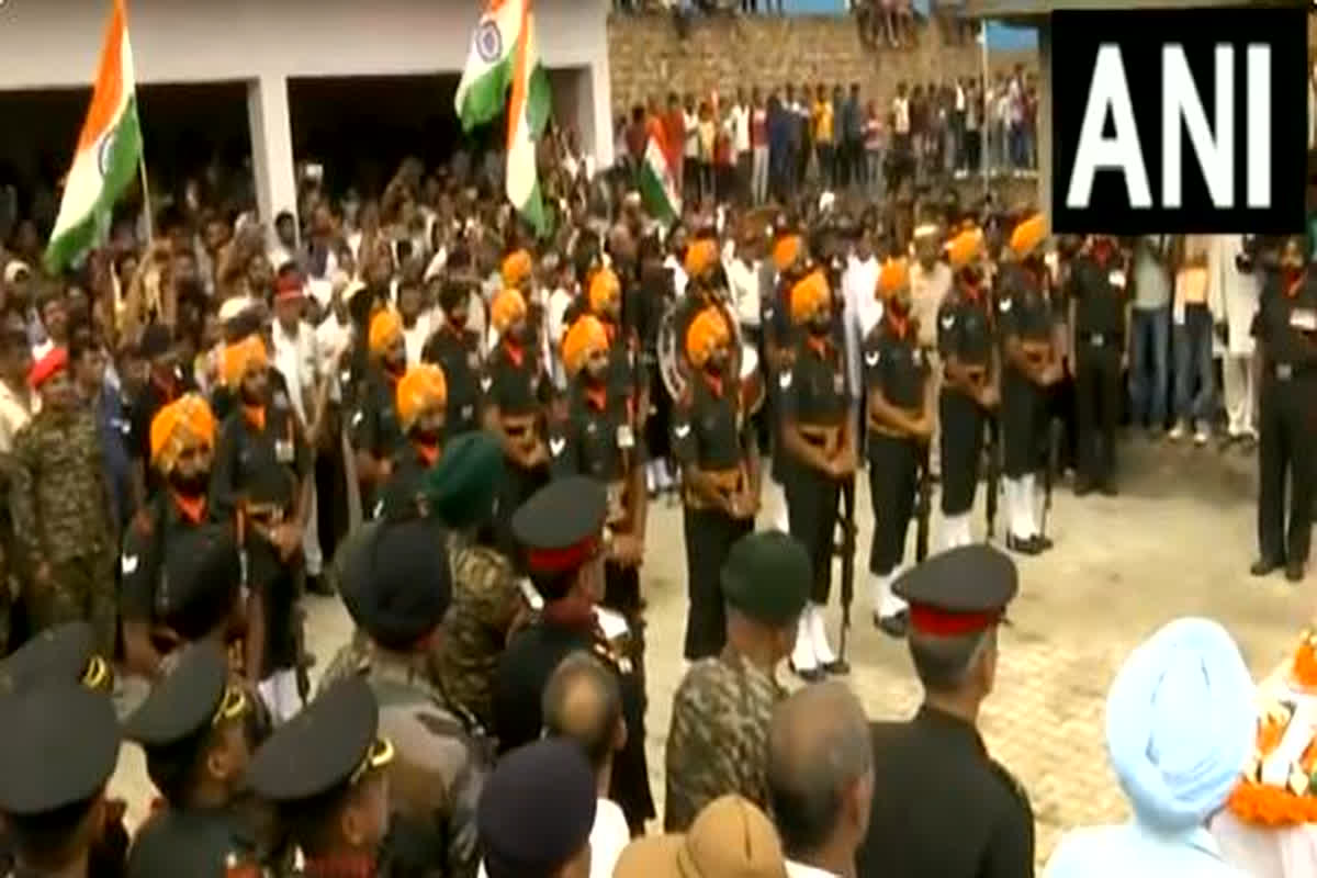 Major Aashish Dhonchak : शहीद मेजर आशीष ढोंचक को राजकीय सम्मान के साथ दी गई अंतिम विदाई, अनंतनाग में हुए थे शहीद
