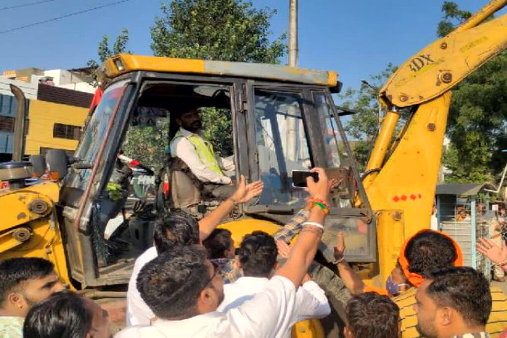 Woman faints after seeing the team that arrived to remove encroachment