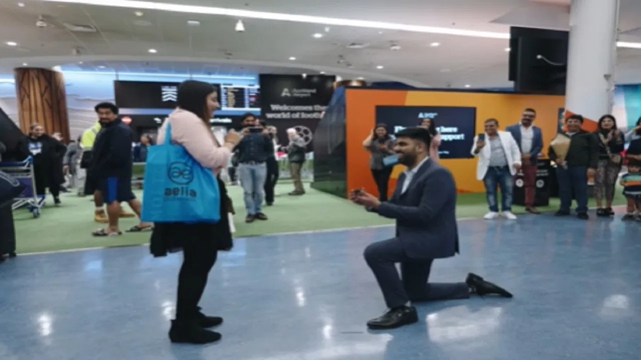 Auckland Airport heart touching video: बॉयफ्रेंड ने एयरपोर्ट पर ही गर्लफ्रेंड के साथ कर दिया ऐसा कांड, दंग रह गए लोग, जाने क्या है पूरा मामला