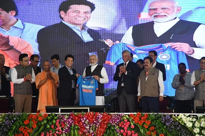 PM Modi Varanasi Visit Live: वारणसी पहुंचे पीएम मोदी, इंटरनेशनल क्रिकेट स्टेडियम की रखी नींव, सीएम योगी के साथ सचिन तेंदुलकर भी मौजूद