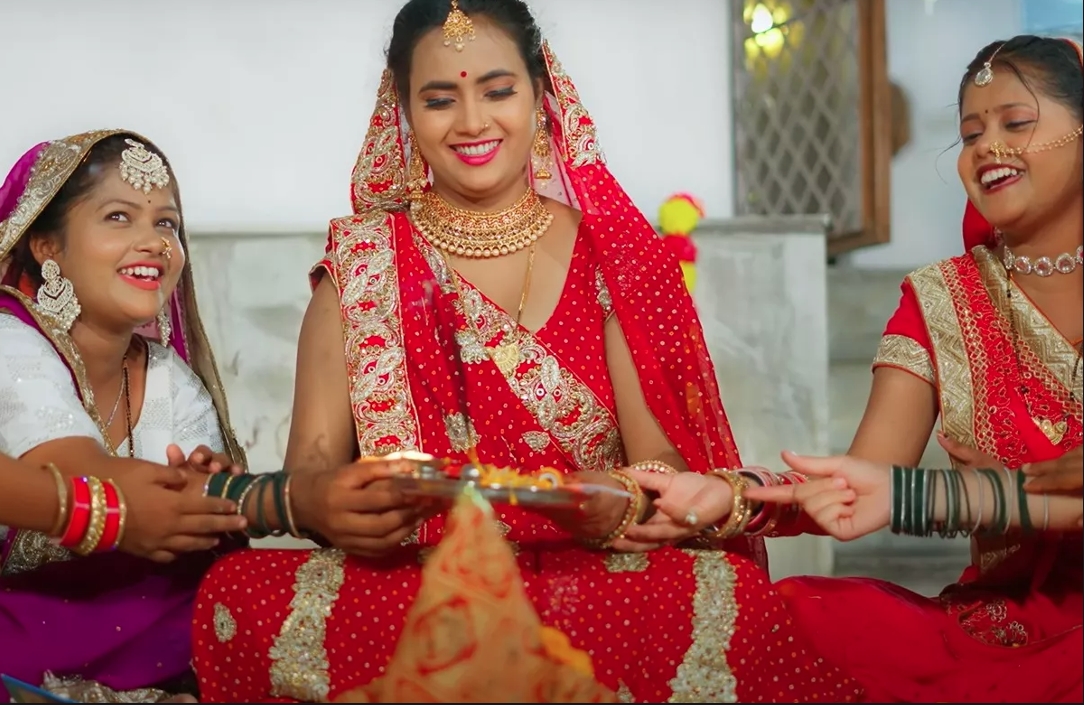 Bhojpuri song : सुपरस्टार राकेश मिश्रा का तीज स्पेशल गाना ‘धनिया तीज कइले बाड़ी’ने मचायी धूम, महिलाओं में खूब किया जा रहा है पसंद