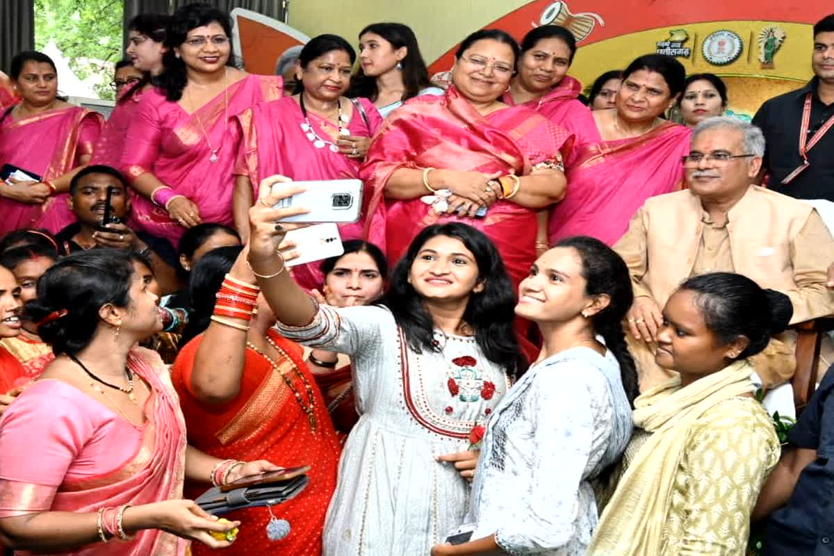 छत्तीसगढ़िया अंदाज में सजा मुख्यमंत्री निवास, माताओं और बहनों के साथ CM भूपेश बघेल ने मनाया तीजा-पोरा तिहार