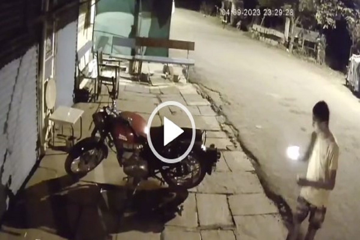 Fire on bike: इस वीडियो को देखने के बाद आप बाहर नहीं खड़ी करेंगे बाइक, जरूर देखें युवक की ये करतूत