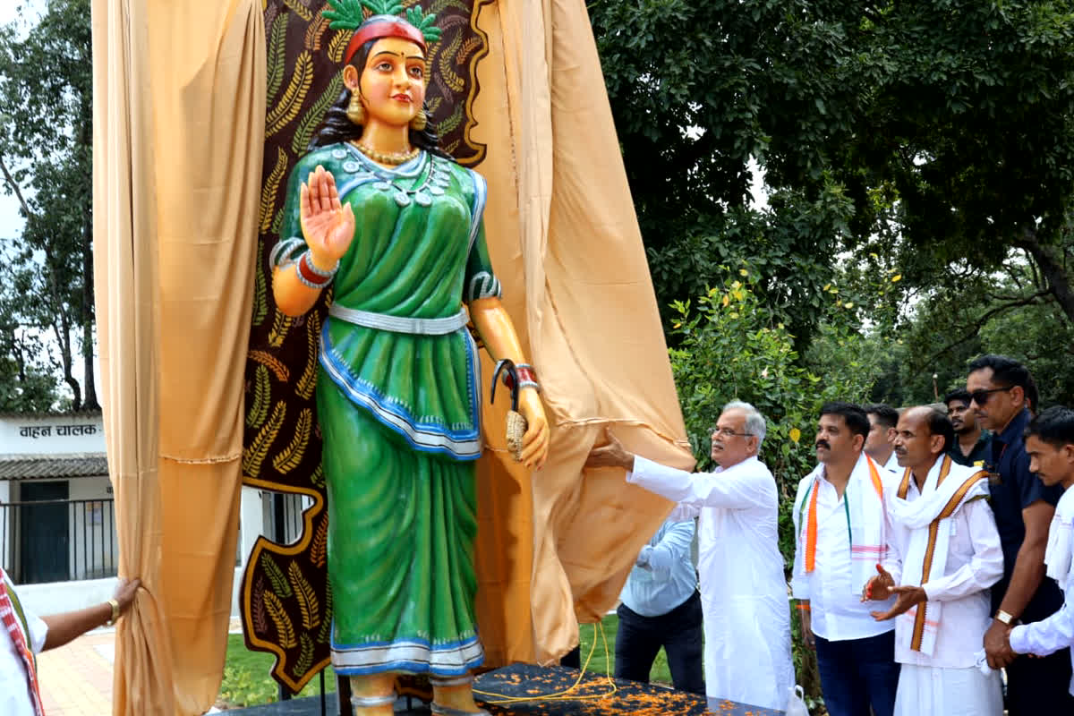 मुख्यमंत्री भूपेश बघेल ने छत्तीसगढ़ महतारी की प्रतिमा का किया अनावरण, पुजारियों ने छत्तीसगढ़ महतारी की विधिवत पूजा-अर्चना की
