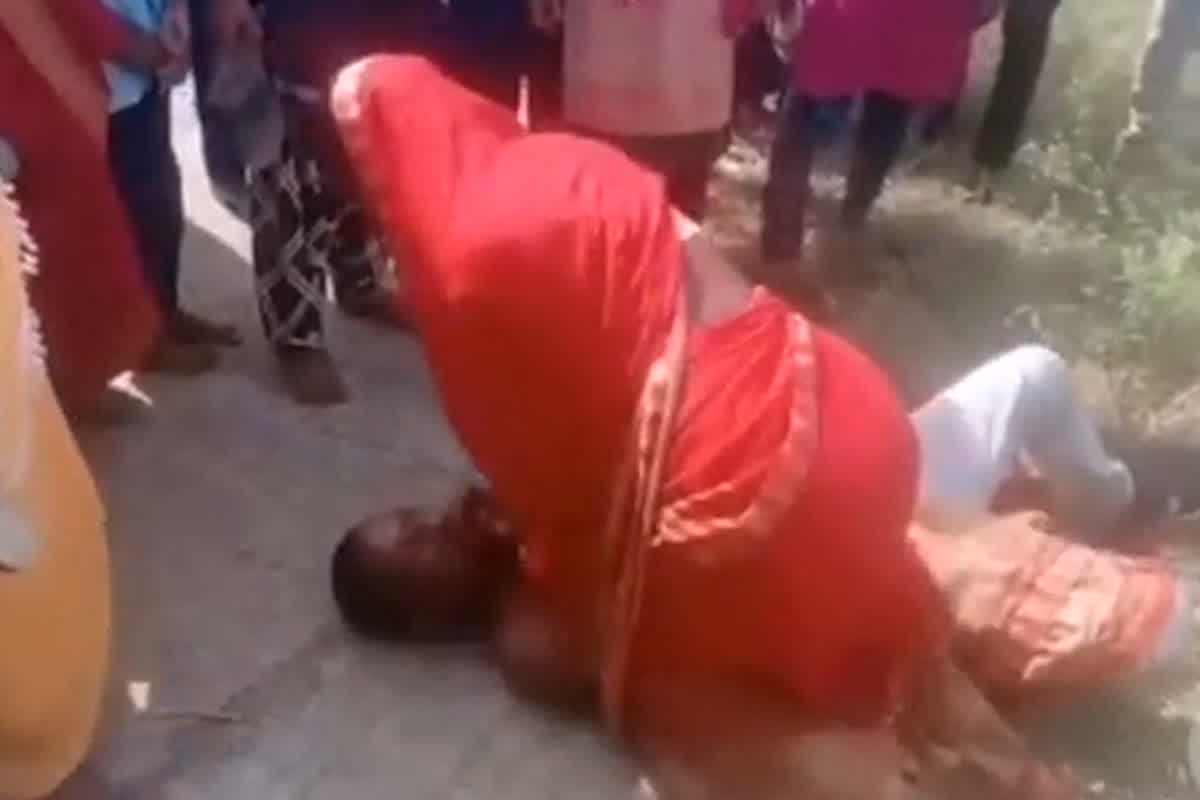 Chhindwara Viral Video: महिलाओं ने युवक की छाती पर बैठकर पिलाई पेशाब, घरों से गायब हो रहे थे बहन-बेटियों के कपड़े, वायरल हुआ वीडियो